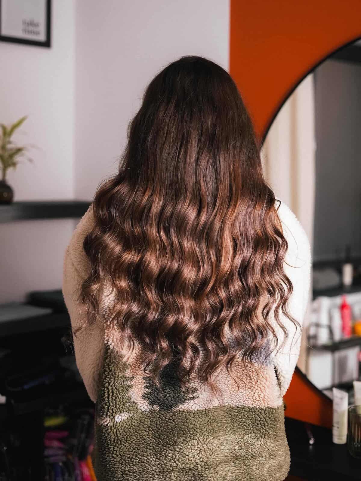 Prodloužení-vlasů-vlnitým-kanekalonem